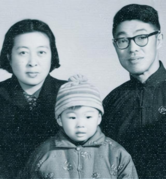 被学生轰下台的于丹现状如何跌落神坛的日子里丈夫这样做