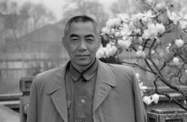 老舍之子舒乙曾在公园陪父亲遗体坐了一整天一生夹着尾巴做人