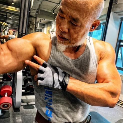 你大爷永远是你大爷,健身21年,65岁依然强壮,腿举360公斤