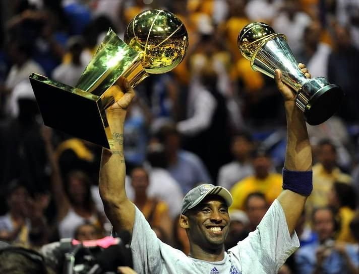 所以08年科比刚一拿到mvp就迅速被联盟摆到了头牌门面的位置,三年两冠