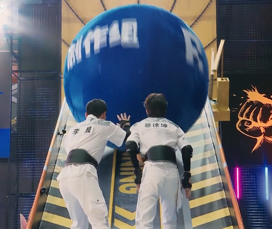 李晨到底有多壮蔡徐坤被大球撞倒晨哥一脚踢开力量对比太悬殊