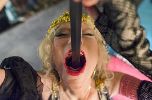 世界上最搞笑的吉尼斯第一项女子为创造纪录吞下58厘米的剑