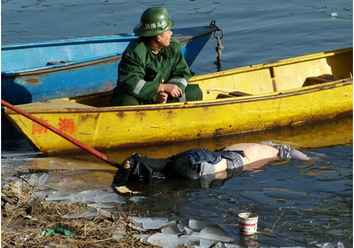 2004年包头空难纪实机翼结冰撞上摩天轮解体后53人无一生还