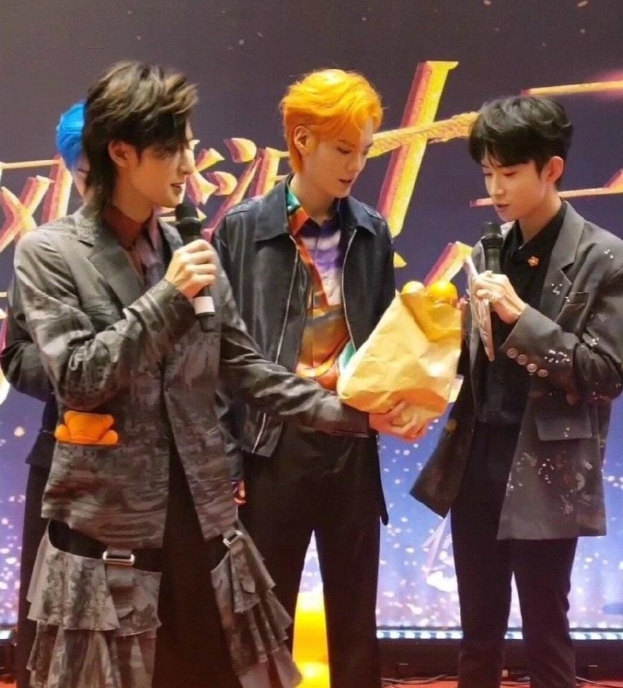 乐华年会大合影王一博不愿露面躲后面孟美岐吴宣仪程潇紧邻