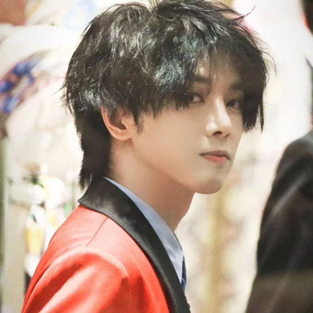 网友曝华晨宇整容植发出轨后发文道歉华晨宇方面拒绝接受