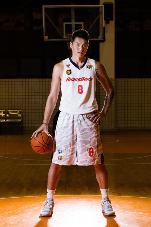 朱芳雨的老板娘!身价40亿,背后大面积纹身很"漂亮"