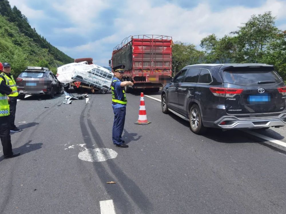 两车高速追尾现场一片狼藉无人员伤亡
