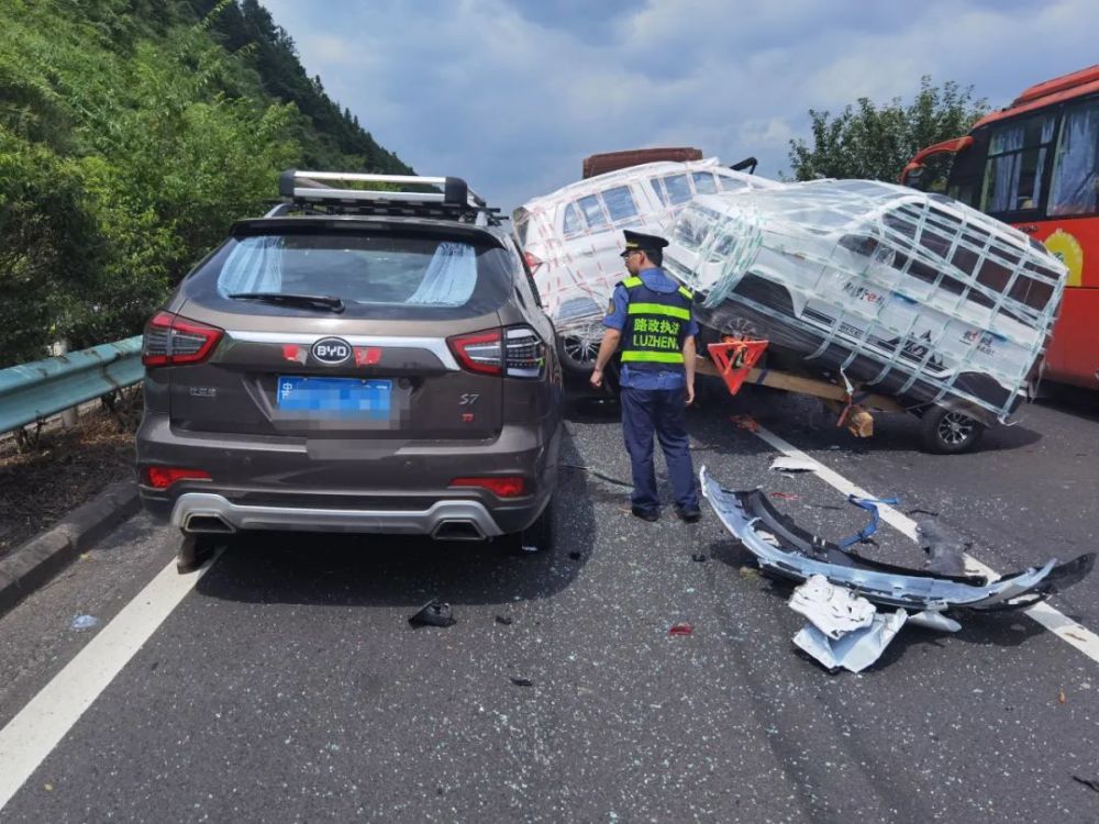 两车高速追尾 现场一片狼藉,无人员伤亡!_腾讯新闻