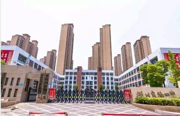 襄阳东津新区汉水小学,位于东津新区汉水路与苏岭路交叉路口往东北约