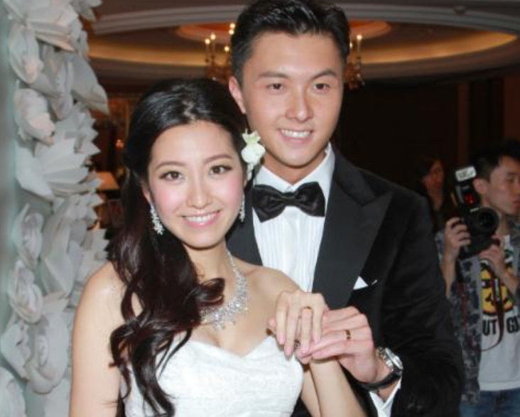 王浩信开直播9岁女儿罕露面,两人长相如复制,一家三口3年没同框