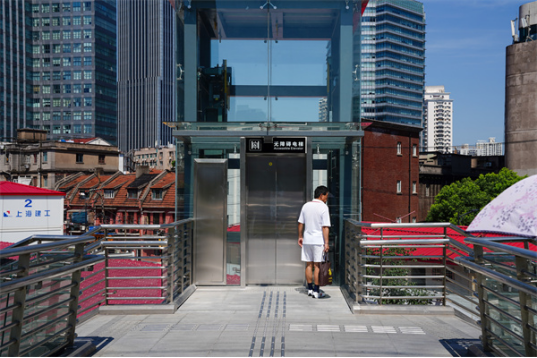 东北,东南四个象限分别根据空间条件和地下管线情况,加装垂直电梯