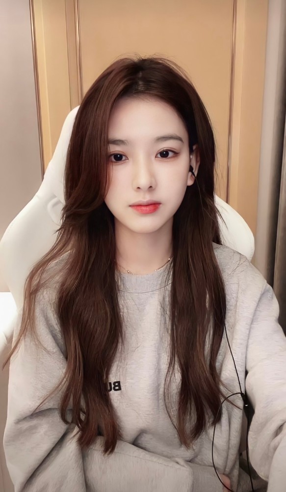 孙一宁接广告代言,穿千元衬衫好清纯,与明星气质差距明显_腾讯新闻