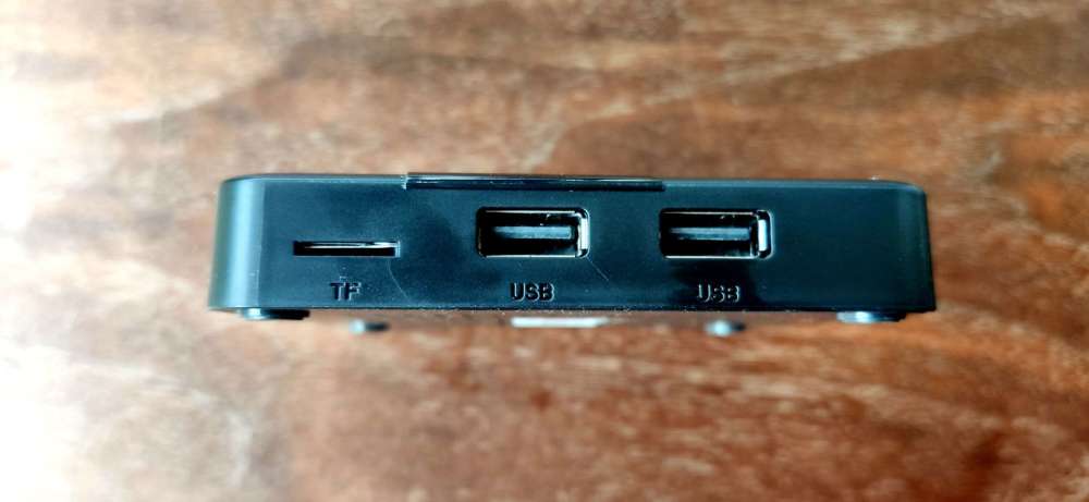 侧面设有tf接口以及两个usb接口.