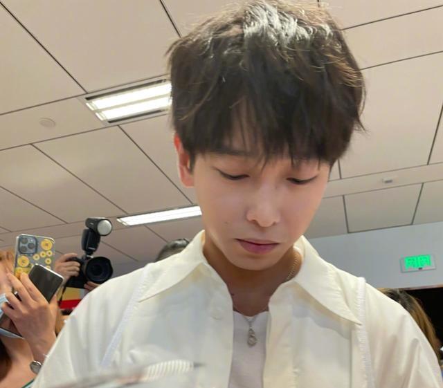 斯外戈和许恩怡还有彭昱畅合影彭彭瘦了好多粉丝纷纷留言关心