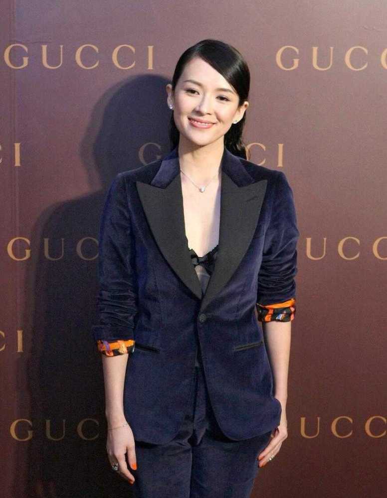 汪峰老婆章子怡太有气质,穿丝绒西装秀出内衣,不俗反而很高级_腾讯