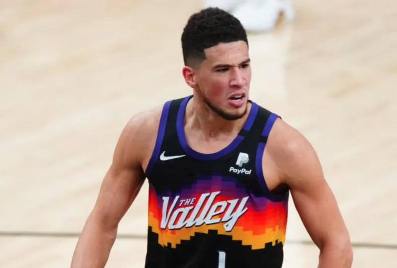 太阳球员德文-布克在今日训练结束后接受了媒体采访.