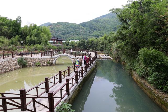 奉化區尚田街道方家岙村,地處奉化大雷山東麓,高山夾峙之間,因此也