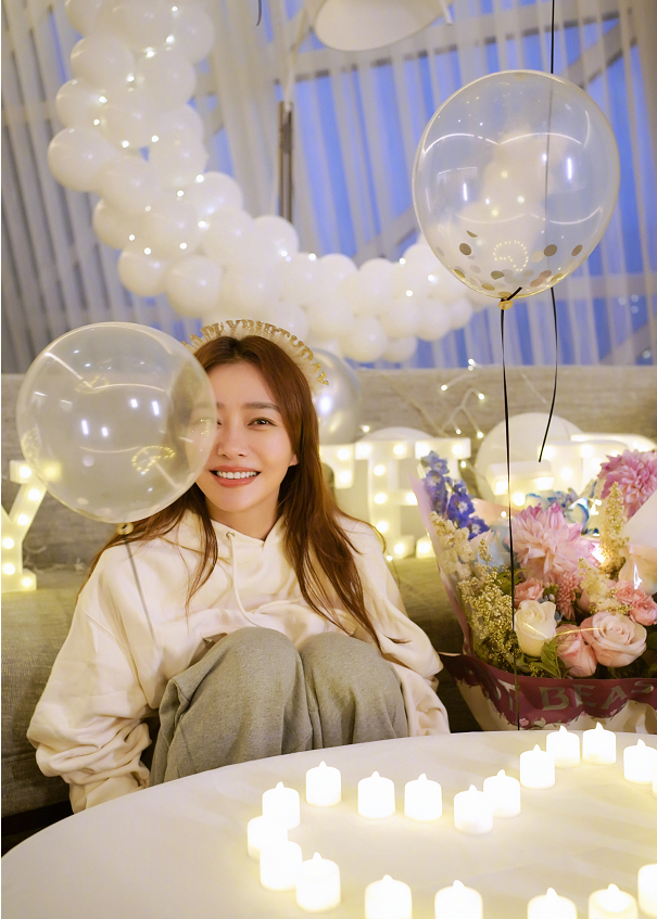 42岁的女人更有光芒,秦岚晒生日美照,看着和24岁没啥差距