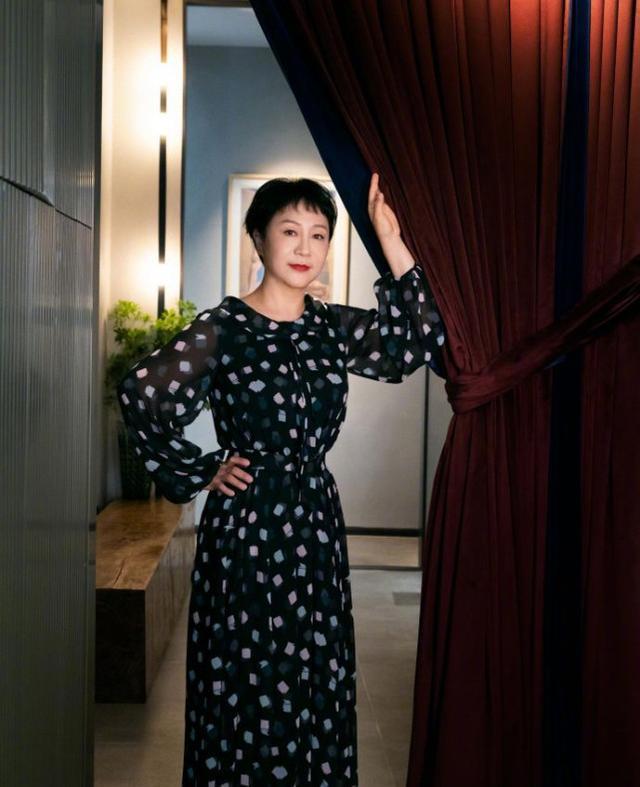 杨紫晒妈妈气质美照甜喊贵妇,杨妈妈穿长裙优雅端庄,星范超足