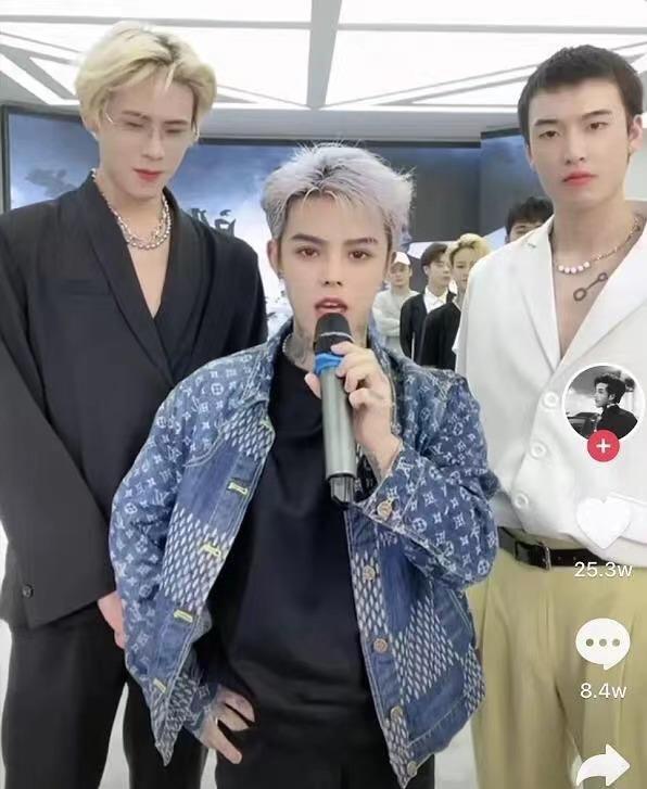 殷世航现身酒吧被偶遇与美女粉丝合影还被叫老公对方大赞他本人超帅