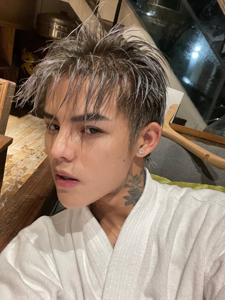 殷世航现身酒吧被偶遇 与美女粉丝合影还被叫 老公 对方大赞他本人超帅 全网搜