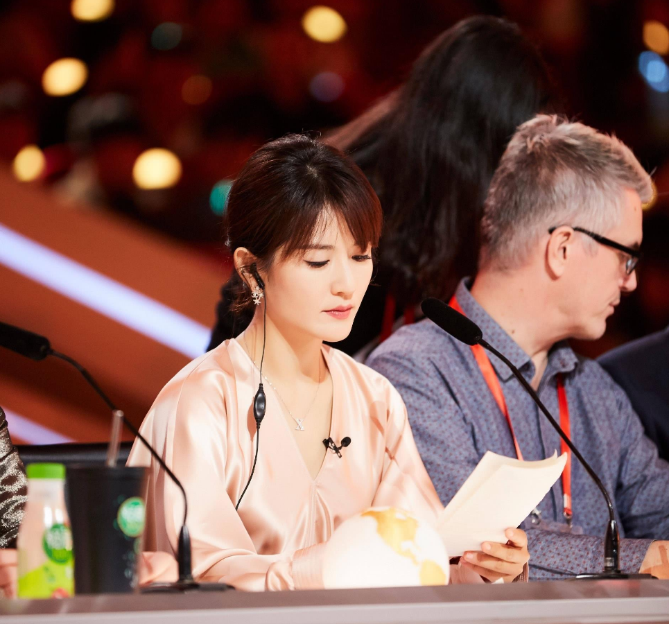 谢娜是最爽的女艺人了,多年被骂成一姐,还住着27万一平的豪宅