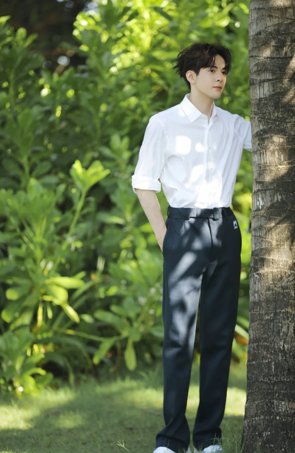 曾舜晞黑白大片释出清新自然少年魅力无限演绎校园男神