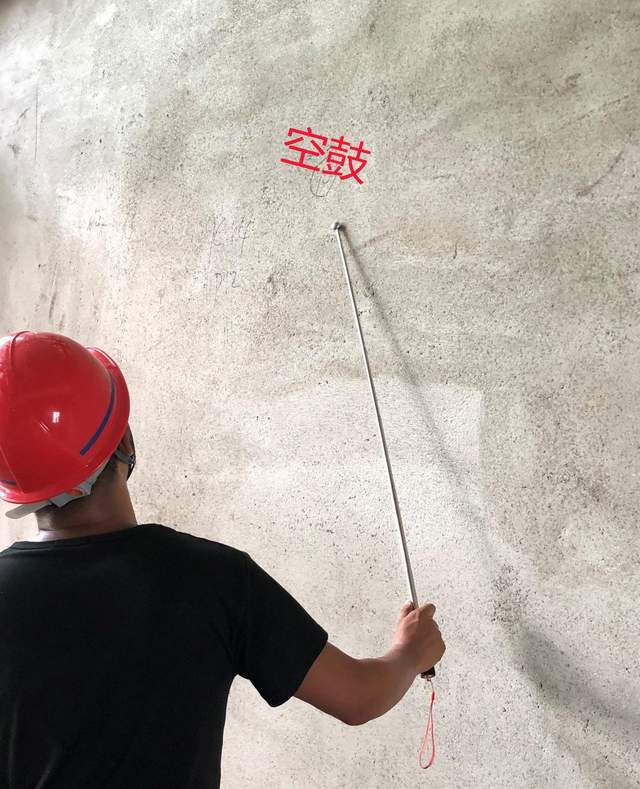 对于墙面空鼓检查,即用空鼓锤敲击,出现问题的地方会有较为空洞的响声