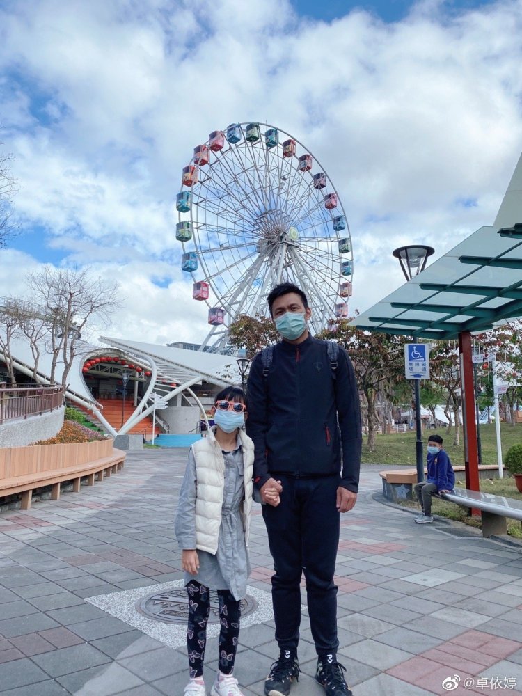 卓依婷再晒妆后美照,40岁依旧甜如少女,如今家庭幸福老公帅气