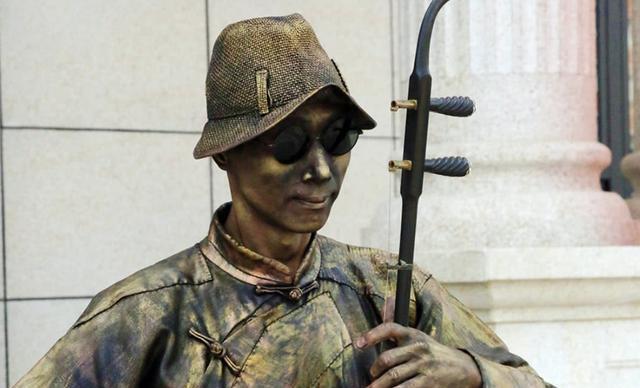 瞎子阿炳有钱时寻花问柳,没钱时打骂妻子,最后因贫穷自缢