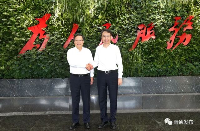 省委组织部副部长,省委"两新"工委书记周为号宣读省委有关决定.