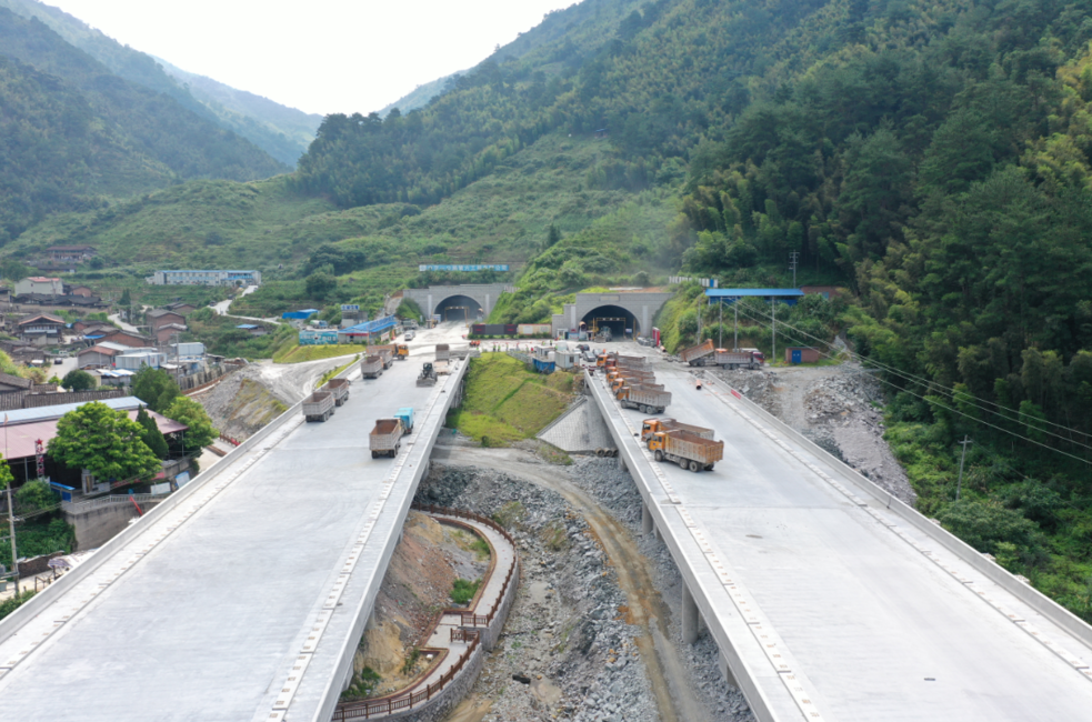 莆炎高速公路三明段最长隧道贯通