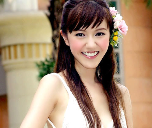 还记得爱要坦荡荡的原唱吗多年过去了43岁的她一点不老