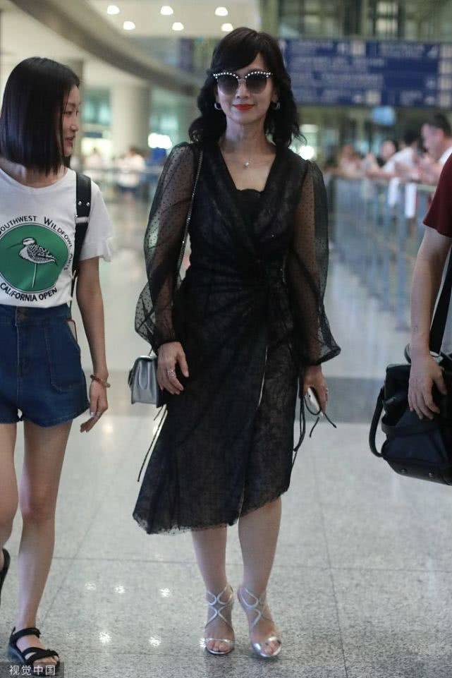66岁潘虹气质也太好了穿小黑裙配盘发贵妇范十足优雅老去真美