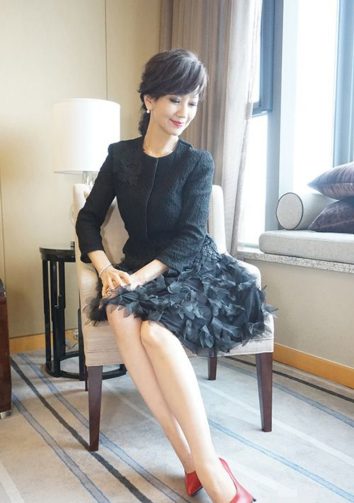 66岁潘虹气质也太好了穿小黑裙配盘发贵妇范十足优雅老去真美