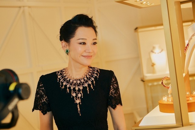 50 的许晴真是不畏惧年龄,穿紧身礼服裙摆还透着光,胆子真大