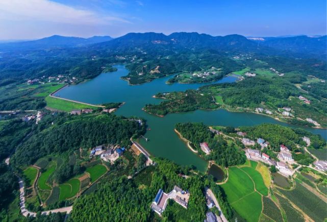 宜都市松木坪镇永丰水库青山绿水,苍翠欲滴.