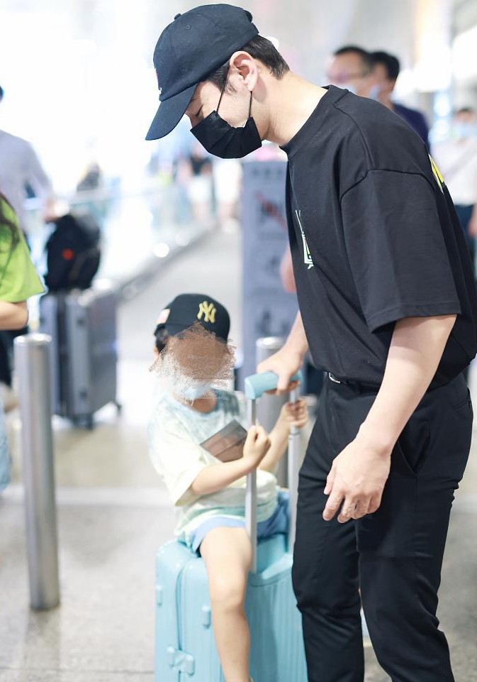 黄晓明带小海绵现身机场,晓明哥拉着坐在行李箱的儿子,一脸宠溺