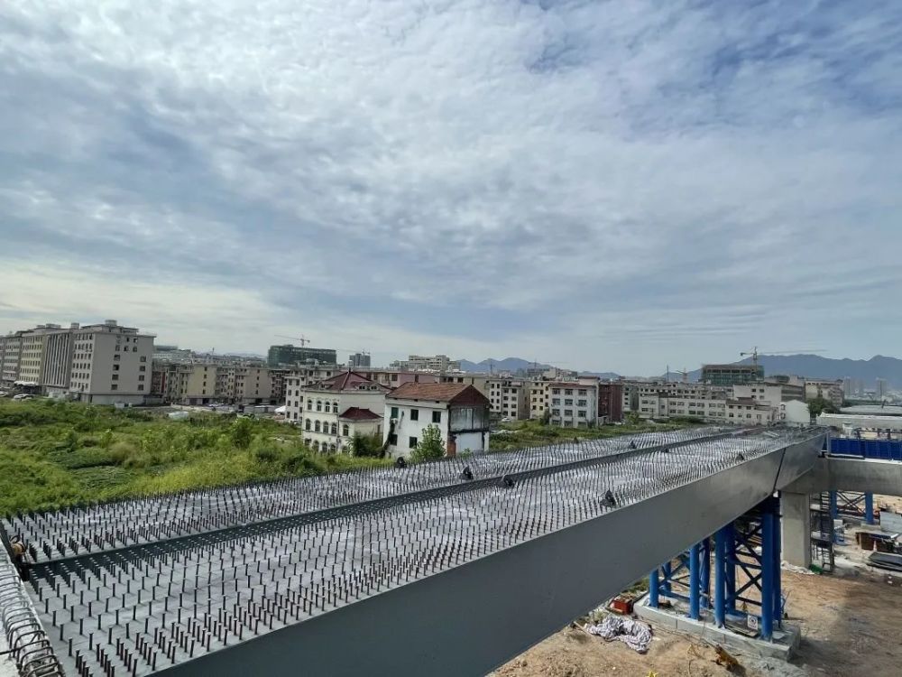 义东项目首件钢混叠合梁成功吊装_腾讯新闻