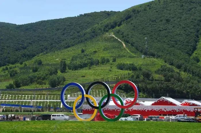 外媒体记者探访张家口冬奥村.外媒体记者参观云顶滑雪公园.