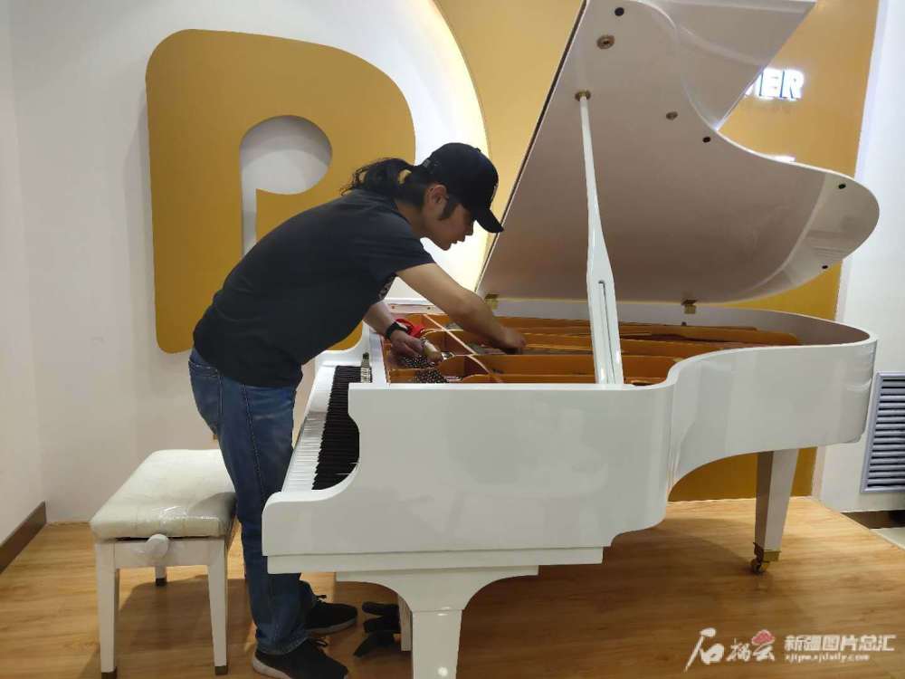 盲人调音师史重庆:用耳朵与钢琴对话