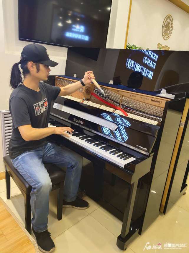盲人调音师史重庆用耳朵与钢琴对话