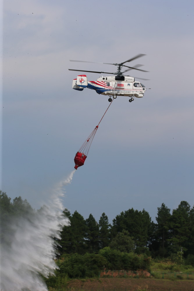 直升机悬停救援现场上演!快速的救援速度让市民感到安心