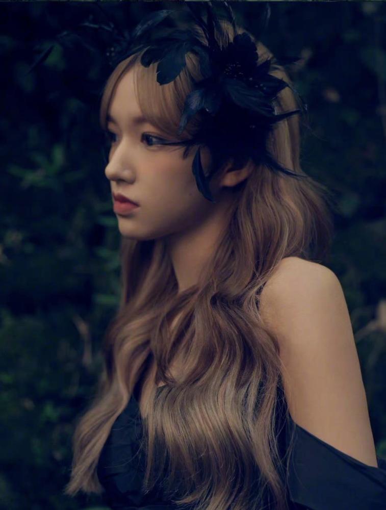 程潇丛林精灵封面大片,每一套都是温柔与野性并存,视觉盛宴