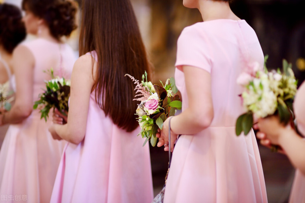 结婚当天,伴娘团好意活跃气氛闹婚礼,让我认清了渣男取消婚礼