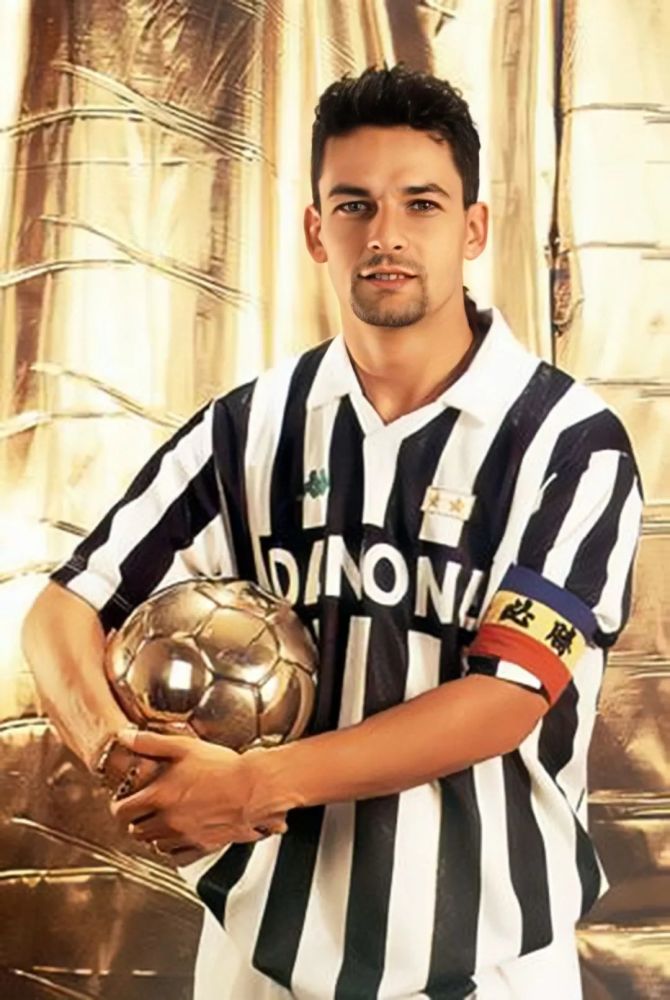 足球记忆当你老了头发白了谁还记得你年轻时的容颜巴乔篇