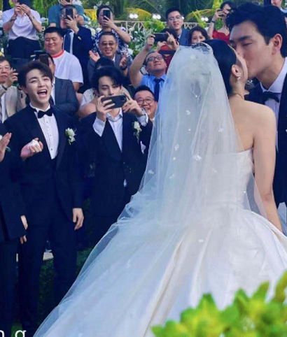 此次前往三亚参加王彦霖婚礼的陈立农,可谓是带伤参加