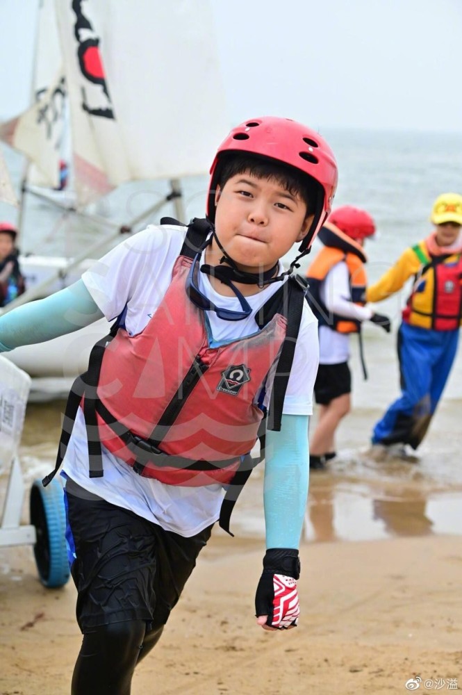 10岁安吉已有小肚腩沙溢晒儿子近照后重发网友怕挨胡可骂