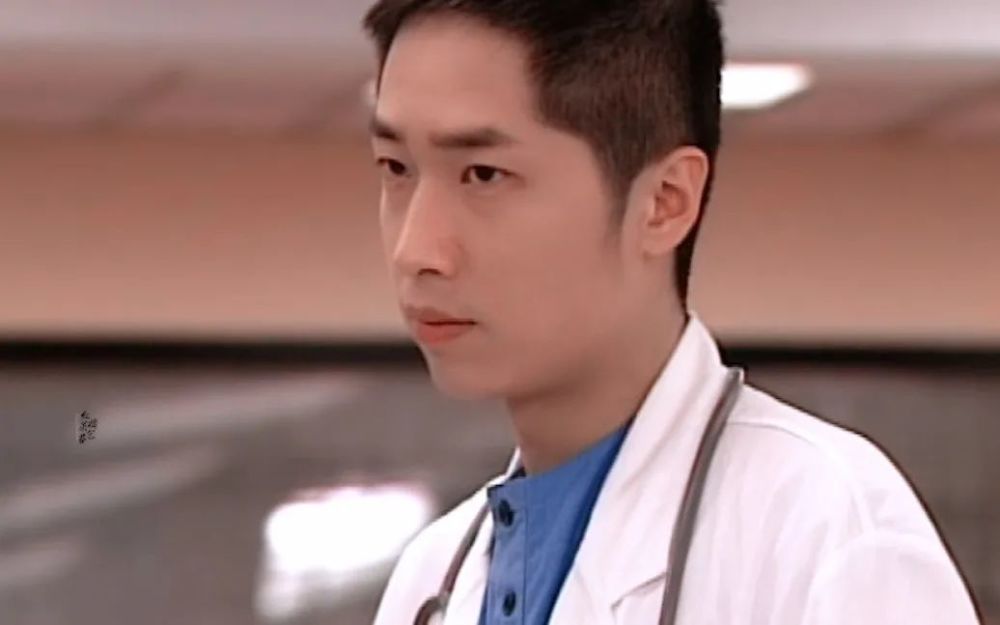 同样还有马浚伟,年轻时是这样:这是50岁的张智霖:这是年轻时的张智霖