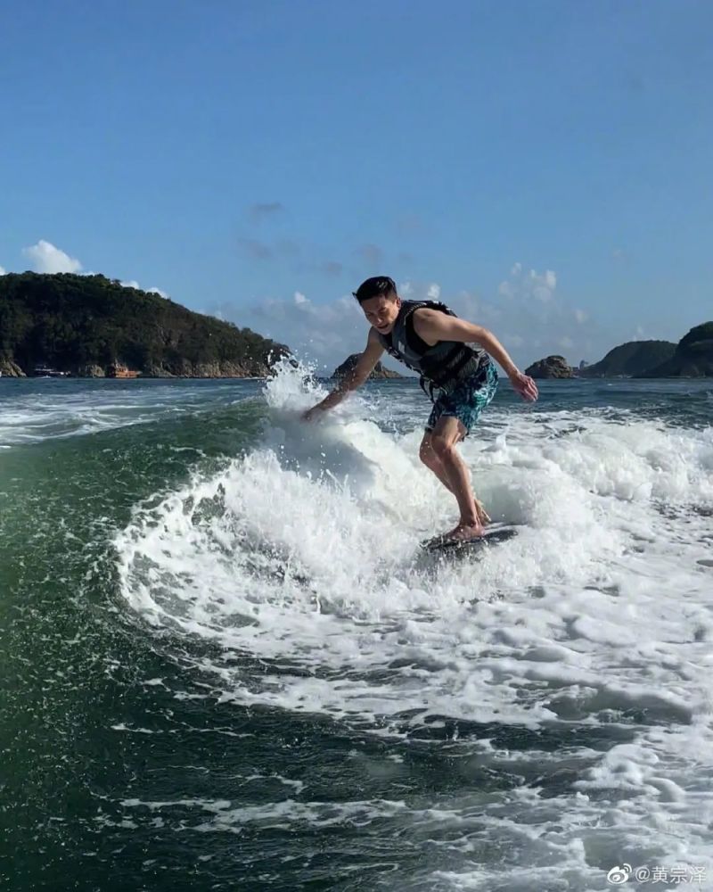 吴卓羲就更不用说了,看他的肱二头肌就知道没少在健身上下功夫.